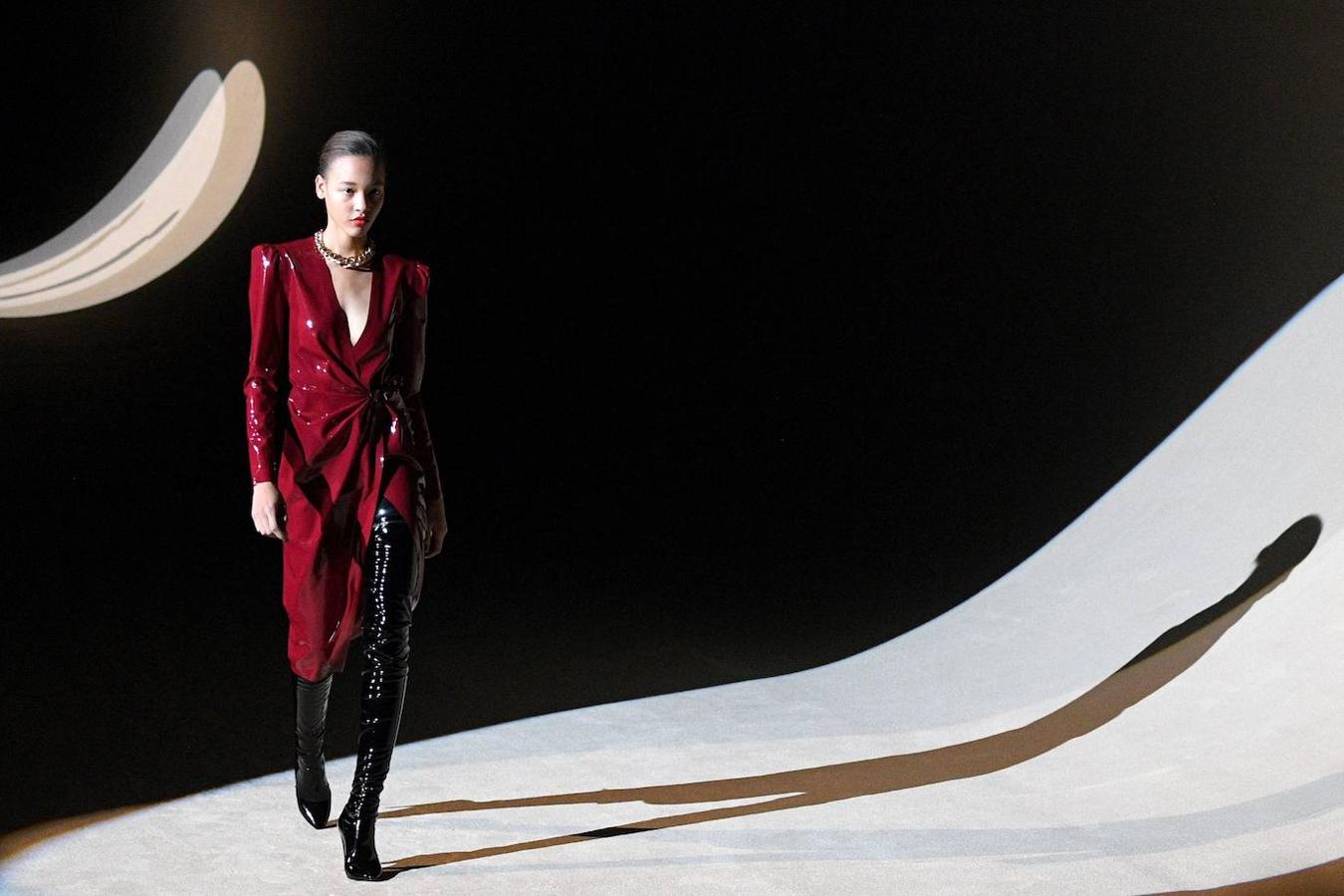 Yves Saint Laurent trae los 80 a la pasarela de la fashion week de París. En el desfile de a firma francesa destaca el cuero que los plasma en todo tipo de prendas, los pantalones y vestidos ceñidos, las blusas con el cuello lazado, y las chaquetas con hombreras.