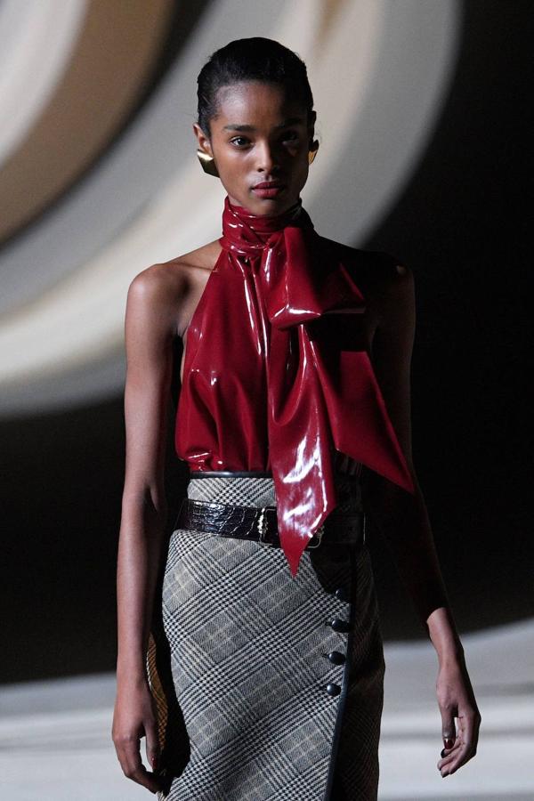 Yves Saint Laurent trae los 80 a la pasarela de la fashion week de París. En el desfile de a firma francesa destaca el cuero que los plasma en todo tipo de prendas, los pantalones y vestidos ceñidos, las blusas con el cuello lazado, y las chaquetas con hombreras.