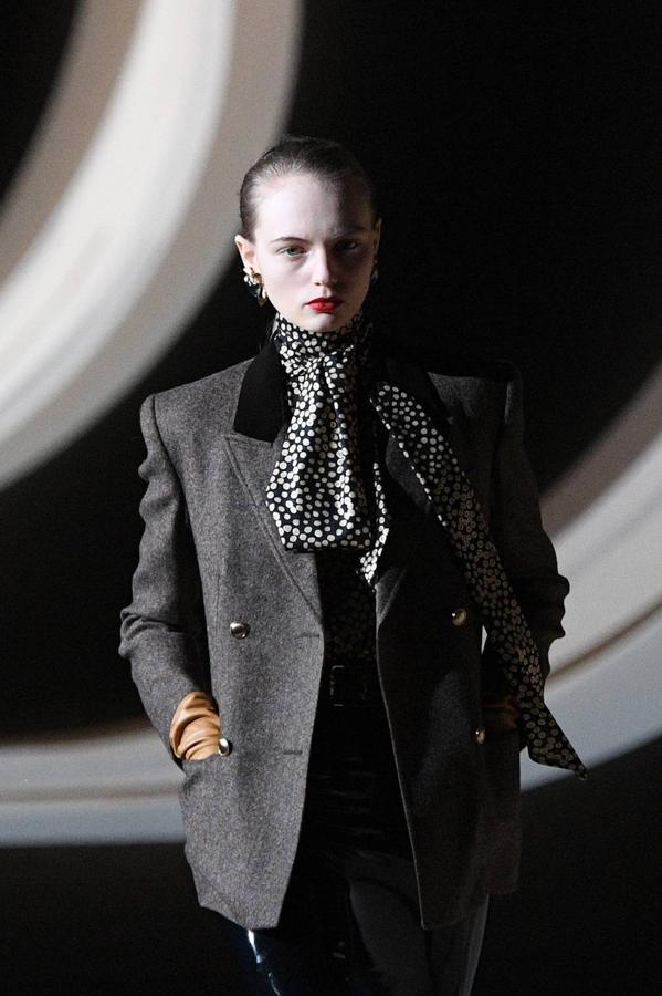 Yves Saint Laurent trae los 80 a la pasarela de la fashion week de París. En el desfile de a firma francesa destaca el cuero que los plasma en todo tipo de prendas, los pantalones y vestidos ceñidos, las blusas con el cuello lazado, y las chaquetas con hombreras.