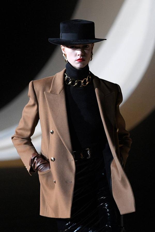 Yves Saint Laurent trae los 80 a la pasarela de la fashion week de París. En el desfile de a firma francesa destaca el cuero que los plasma en todo tipo de prendas, los pantalones y vestidos ceñidos, las blusas con el cuello lazado, y las chaquetas con hombreras.