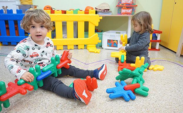 Los niños aprenden en francés, inglés y español a partir de dos años. 