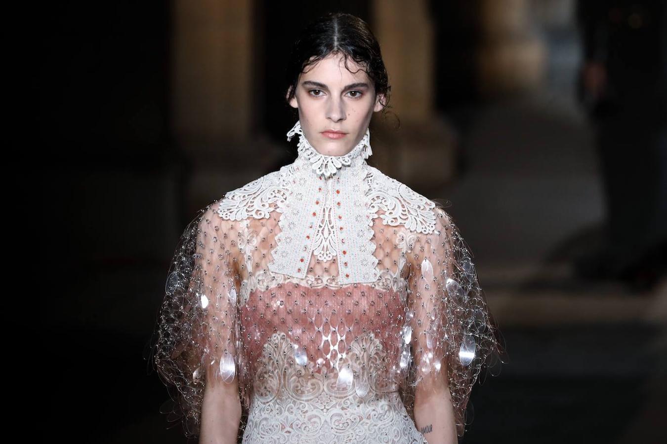 Paco Rabanne se inspira en la época medieval para convertir a la mujer en una guerrera moderna. Desde la pasarela de París simula el traje de un guerrero con diseños de colores metalizados y capuchas.