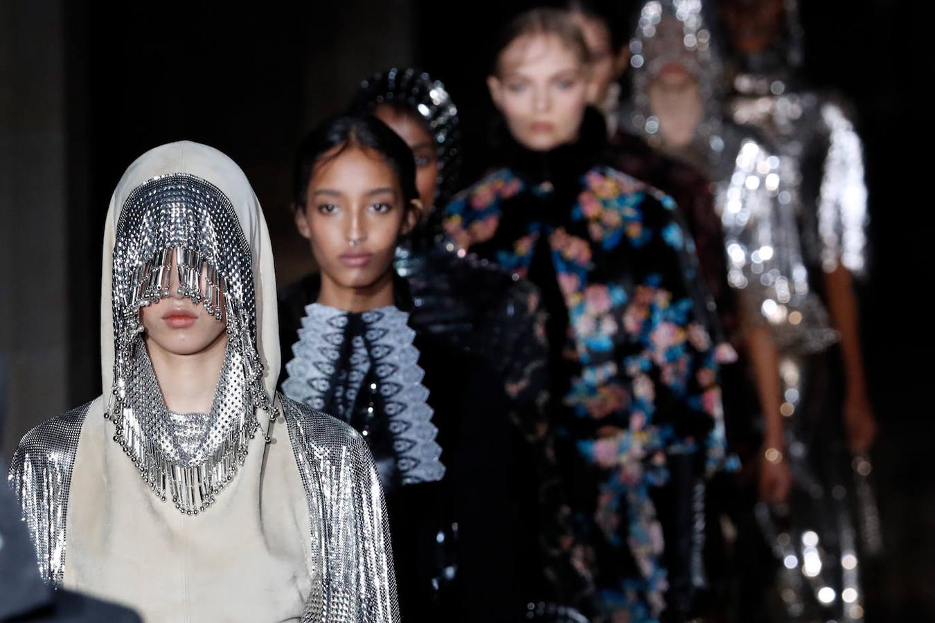 Paco Rabanne se inspira en la época medieval para convertir a la mujer en una guerrera moderna. Desde la pasarela de París simula el traje de un guerrero con diseños de colores metalizados y capuchas.