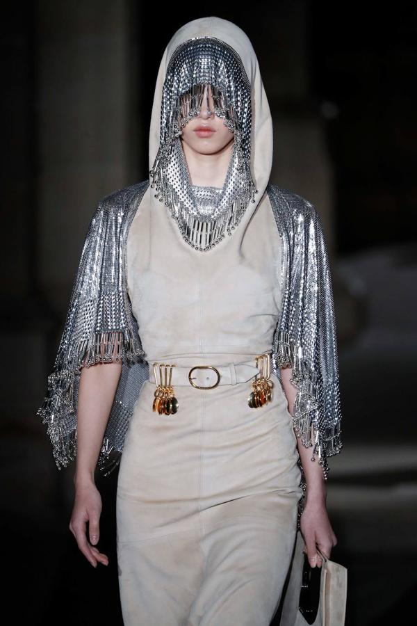 Paco Rabanne se inspira en la época medieval para convertir a la mujer en una guerrera moderna. Desde la pasarela de París simula el traje de un guerrero con diseños de colores metalizados y capuchas.