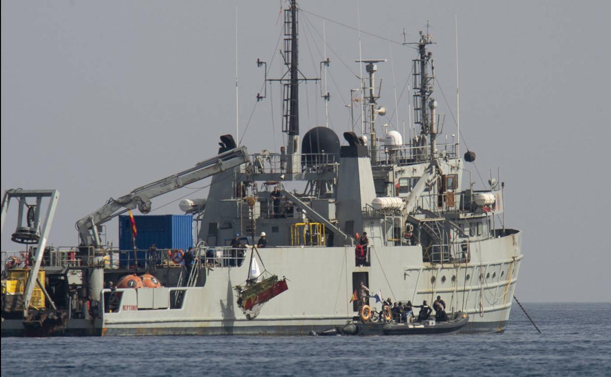 Rescate de los restos del avión accidentado el jueves en La Manga. 