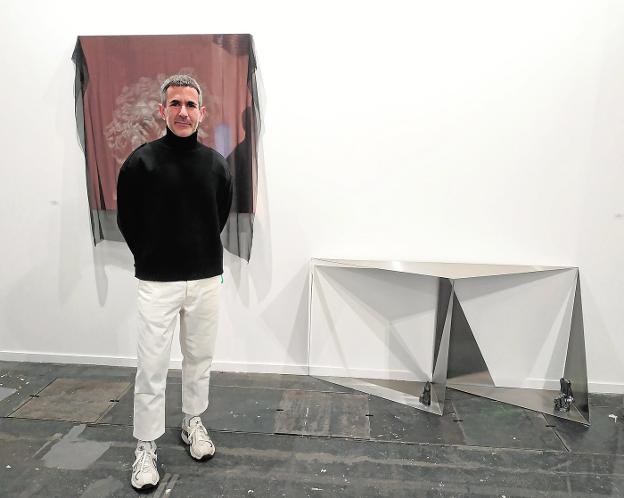 El artista cartagenero Javier Pividal, junto a dos de las obras que estos días expone en ARCO, en Madrid, con la galería murciana Artnueve. 