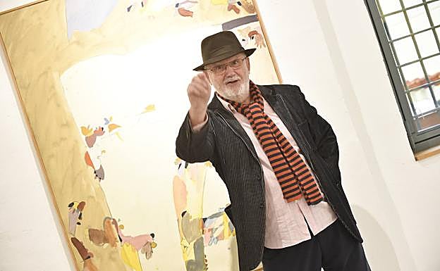 Vicente Ruiz (Lorca, 1941) juega con el fotógrafo ante una obra de gran formato en la exposición de Arquitectura de Barrio. 