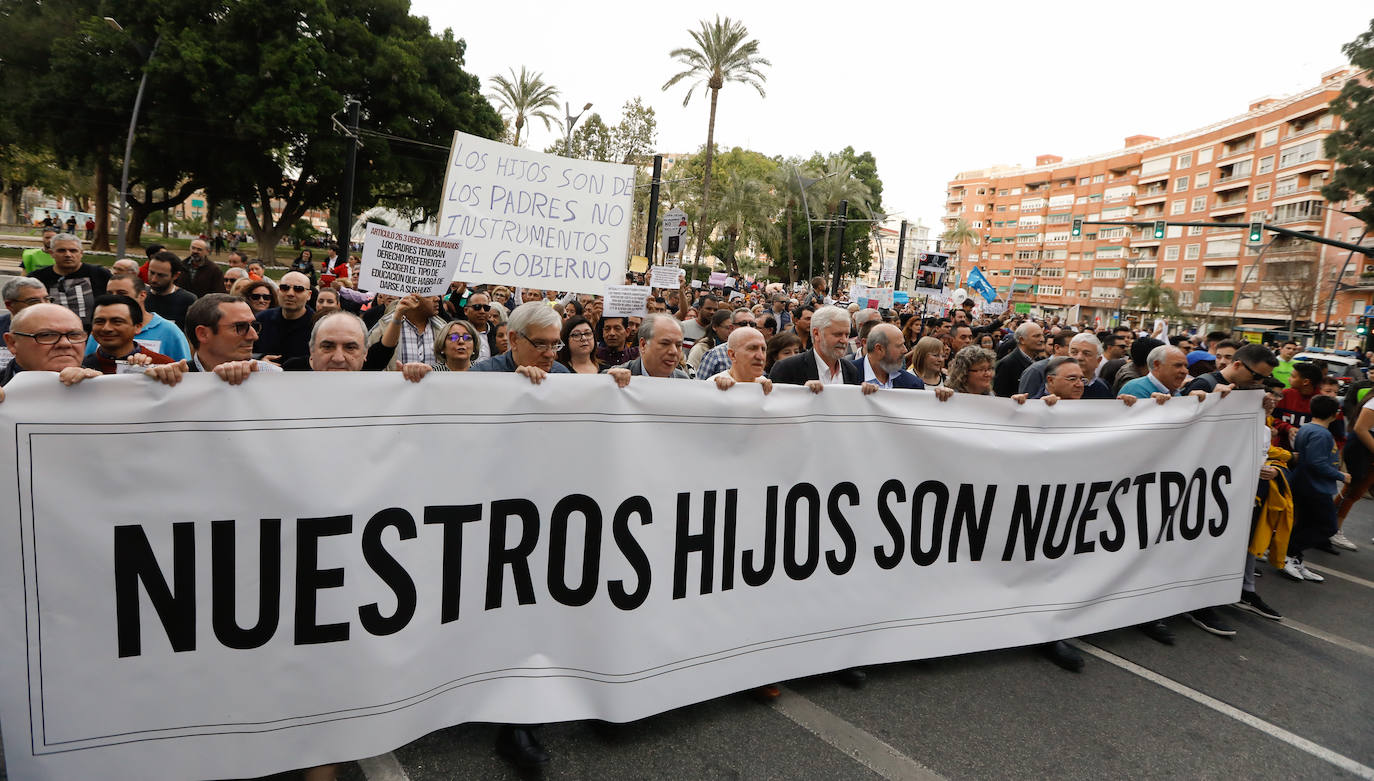 Fotos: «Nuestros hijos son nuestros», claman varios miles de personas en Murcia