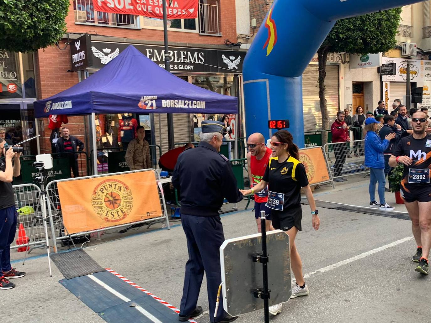 El corredor del Filippedes de Moratalla completa los 14 kilómetros en la VII Carrera Popular de la Base Aérea en 46:45 minutos, por los 57:12 para la atleta del Fondistas de Yecla