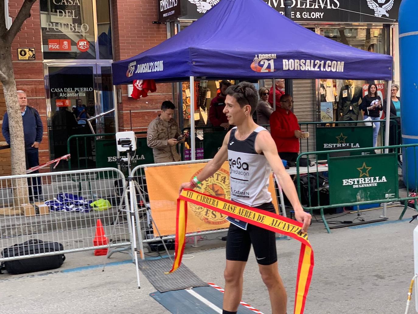 El corredor del Filippedes de Moratalla completa los 14 kilómetros en la VII Carrera Popular de la Base Aérea en 46:45 minutos, por los 57:12 para la atleta del Fondistas de Yecla