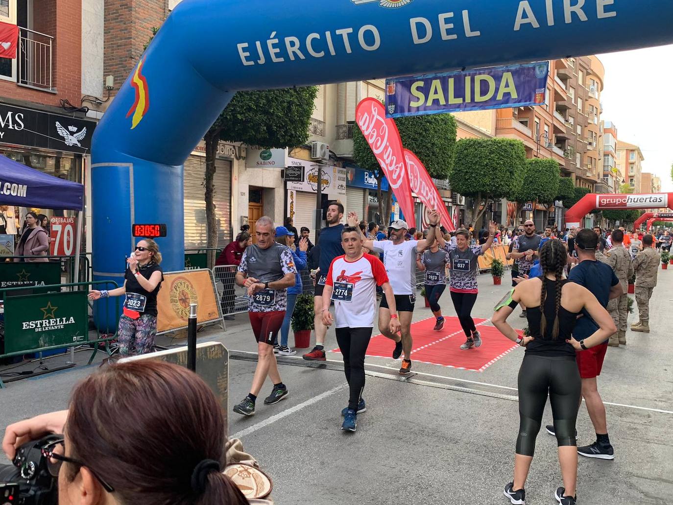 El corredor del Filippedes de Moratalla completa los 14 kilómetros en la VII Carrera Popular de la Base Aérea en 46:45 minutos, por los 57:12 para la atleta del Fondistas de Yecla