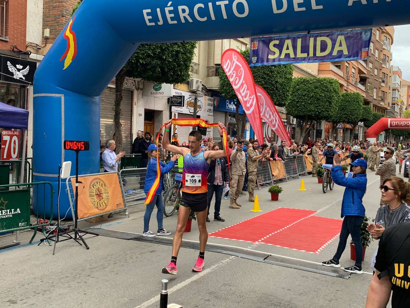 El corredor del Filippedes de Moratalla completa los 14 kilómetros en la VII Carrera Popular de la Base Aérea en 46:45 minutos, por los 57:12 para la atleta del Fondistas de Yecla