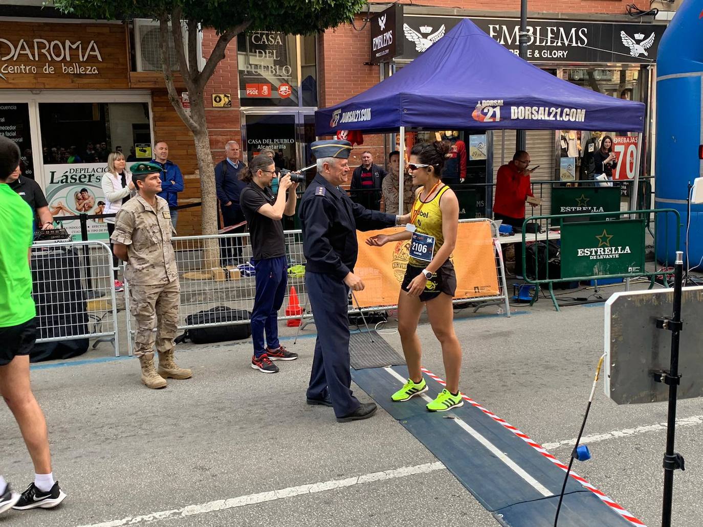 El corredor del Filippedes de Moratalla completa los 14 kilómetros en la VII Carrera Popular de la Base Aérea en 46:45 minutos, por los 57:12 para la atleta del Fondistas de Yecla