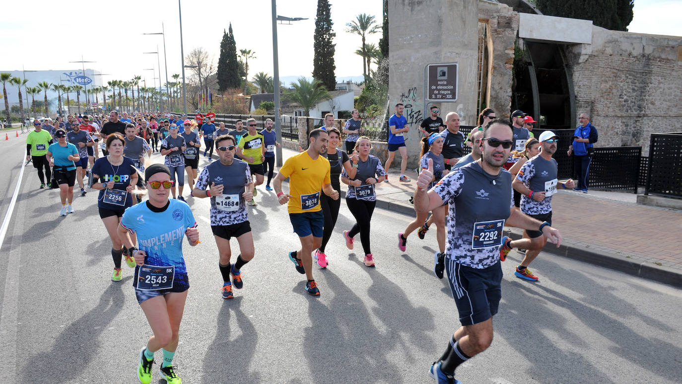 El corredor del Filippedes de Moratalla completa los 14 kilómetros en la VII Carrera Popular de la Base Aérea en 46:45 minutos, por los 57:12 para la atleta del Fondistas de Yecla