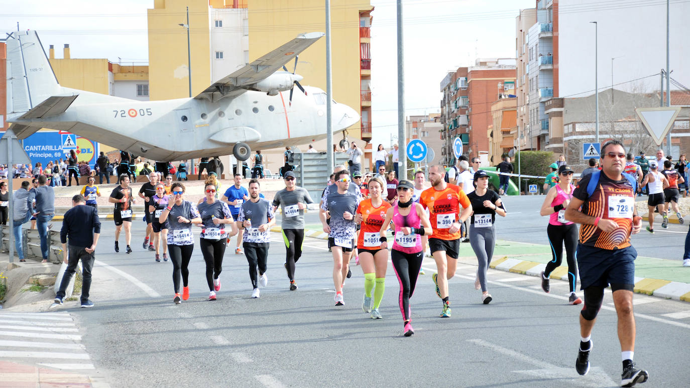 El corredor del Filippedes de Moratalla completa los 14 kilómetros en la VII Carrera Popular de la Base Aérea en 46:45 minutos, por los 57:12 para la atleta del Fondistas de Yecla