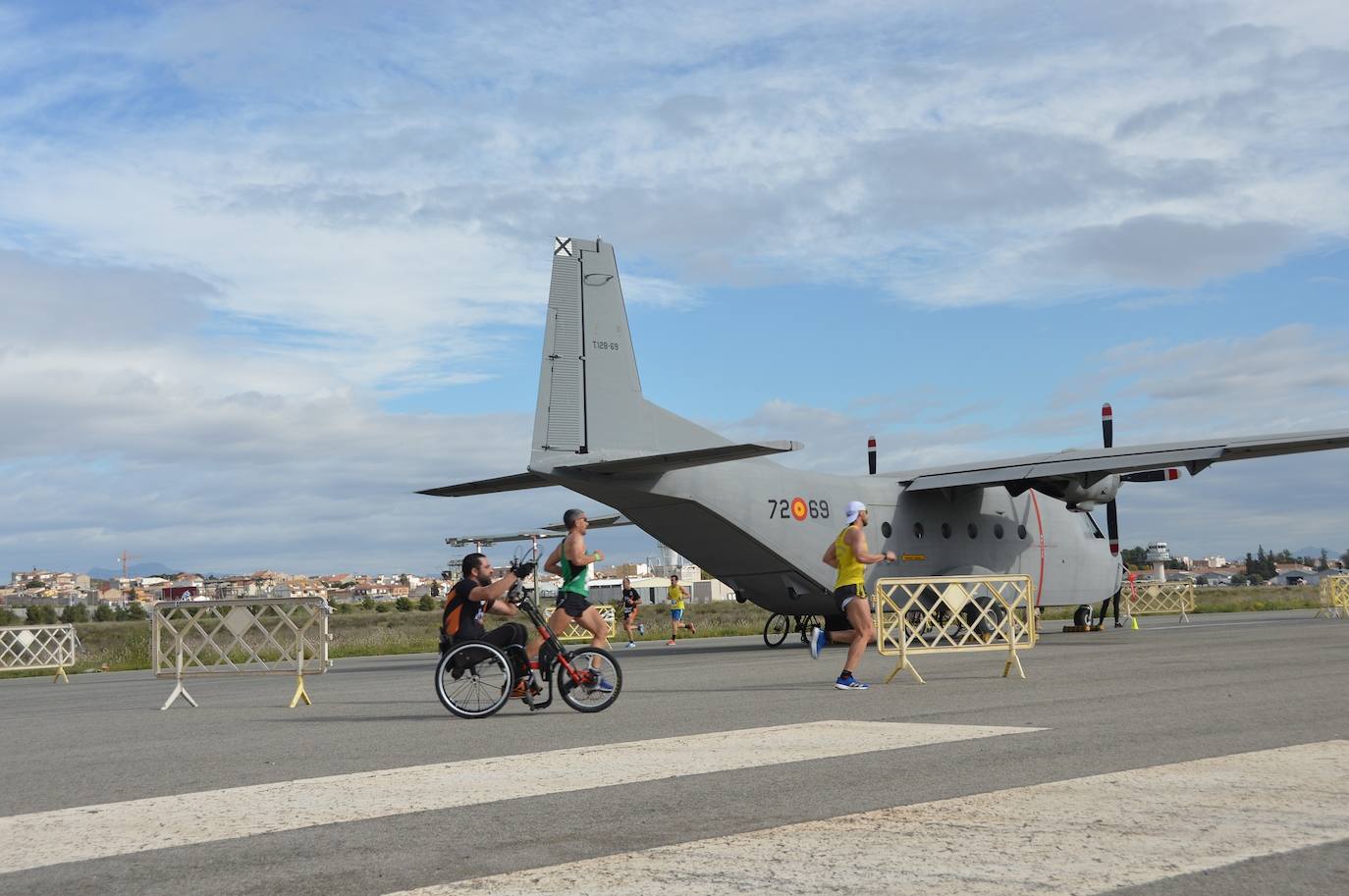 El corredor del Filippedes de Moratalla completa los 14 kilómetros en la VII Carrera Popular de la Base Aérea en 46:45 minutos, por los 57:12 para la atleta del Fondistas de Yecla