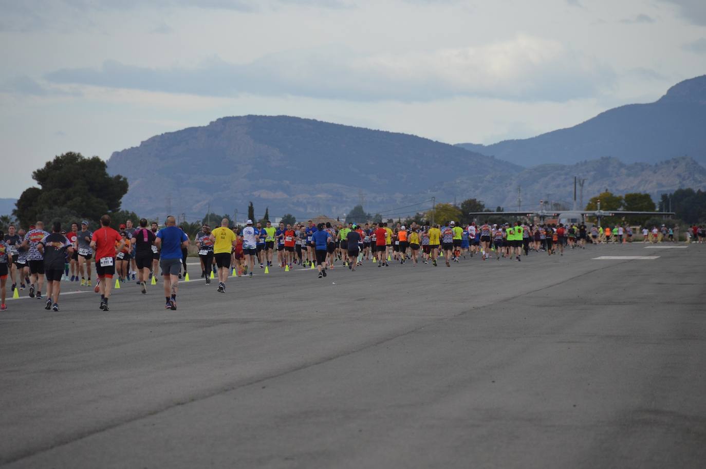 El corredor del Filippedes de Moratalla completa los 14 kilómetros en la VII Carrera Popular de la Base Aérea en 46:45 minutos, por los 57:12 para la atleta del Fondistas de Yecla