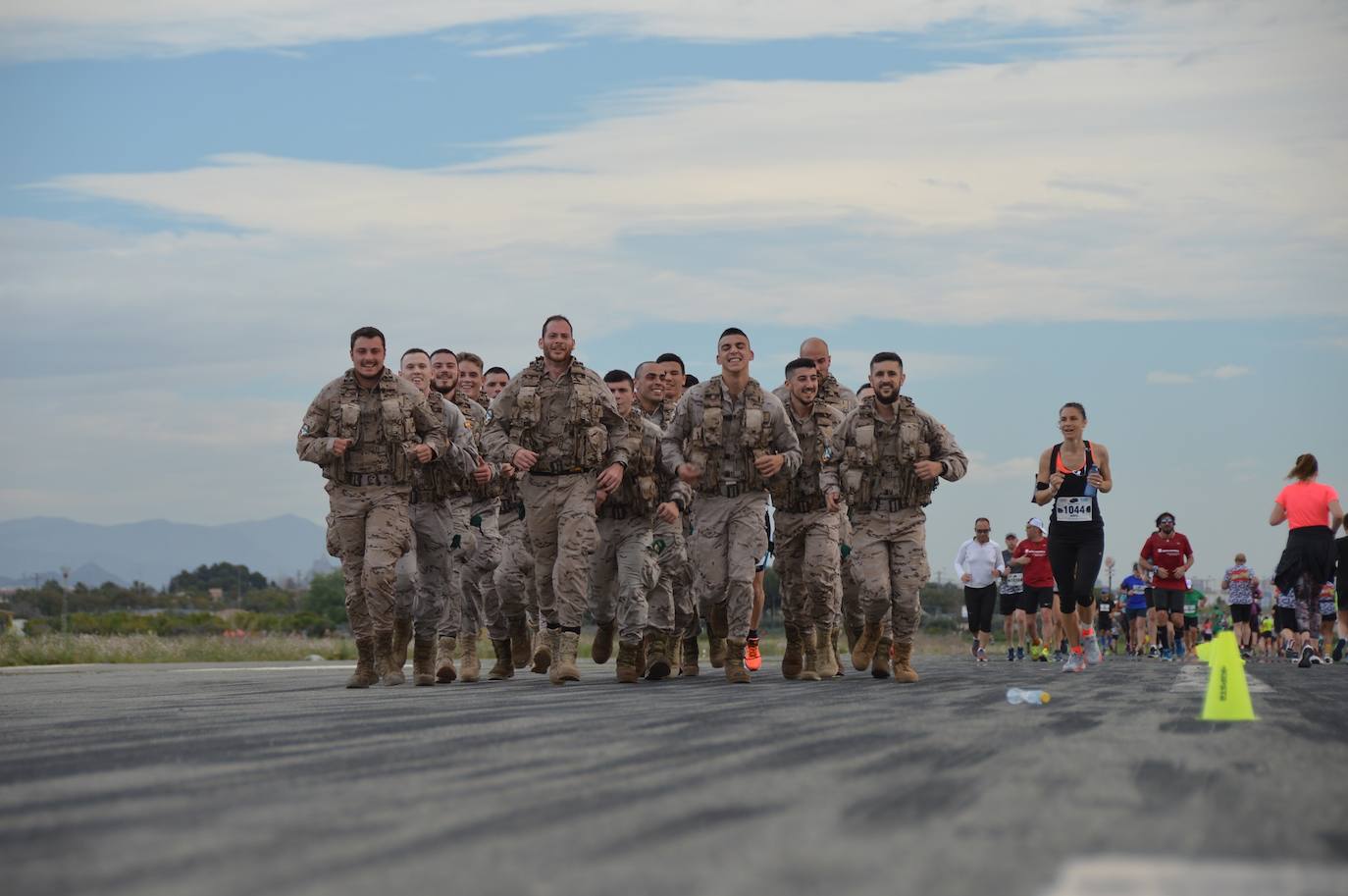 El corredor del Filippedes de Moratalla completa los 14 kilómetros en la VII Carrera Popular de la Base Aérea en 46:45 minutos, por los 57:12 para la atleta del Fondistas de Yecla