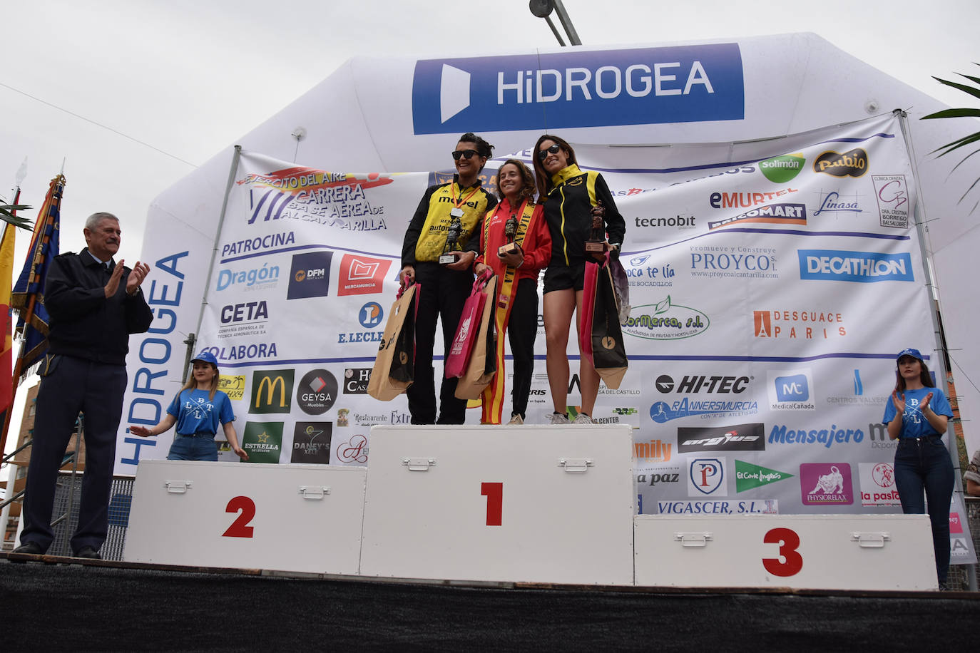 El corredor del Filippedes de Moratalla completa los 14 kilómetros en la VII Carrera Popular de la Base Aérea en 46:45 minutos, por los 57:12 para la atleta del Fondistas de Yecla