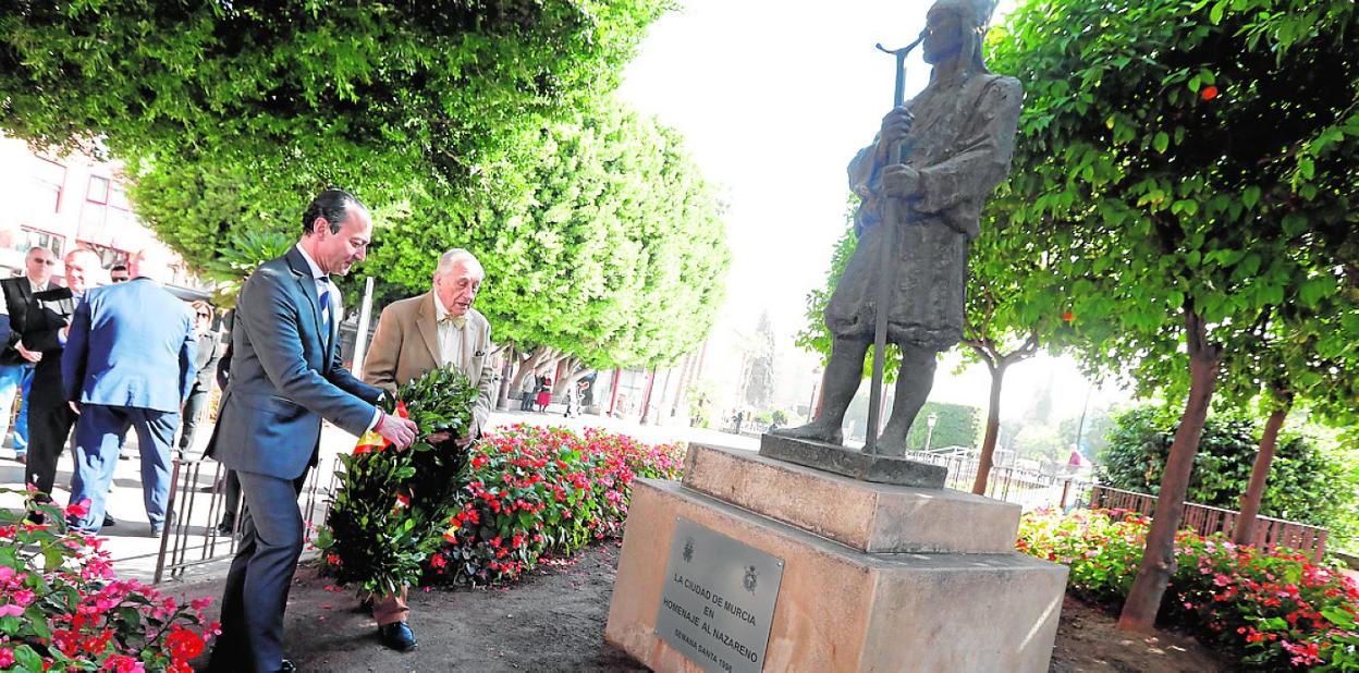 El expresidente del Cabildo, Ramón Sánchez-Parra, e Inocencio Arias, protagonizaron el homenaje. 