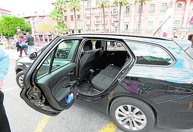 Un vehículo VTC estacionado junto a La Glorieta, en Murcia. 