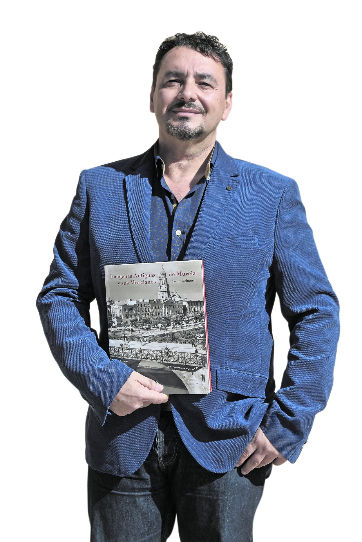 Javier Delmuro, con su libro. 