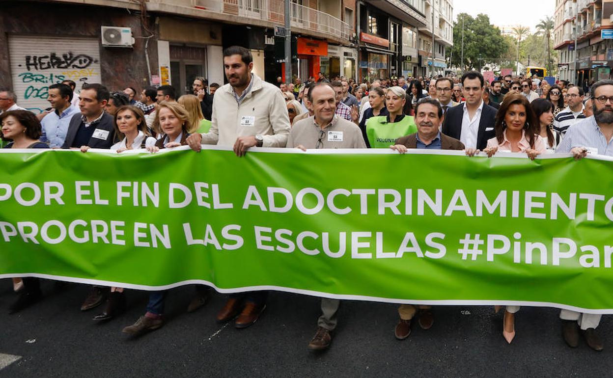 Varios diputados de Vox en la Región, este sábado, en una manifestación contra el 'pin parental'.