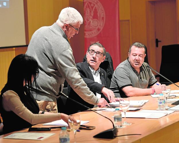 El rector Luján (c), durante la reunión del Claustro, celebrada este lunes en el Centro Social Universitario. 