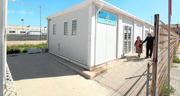 Dos vecinos salen del consultorio de Playa Paraíso, ubicado junto a la asociación de vecinos. 