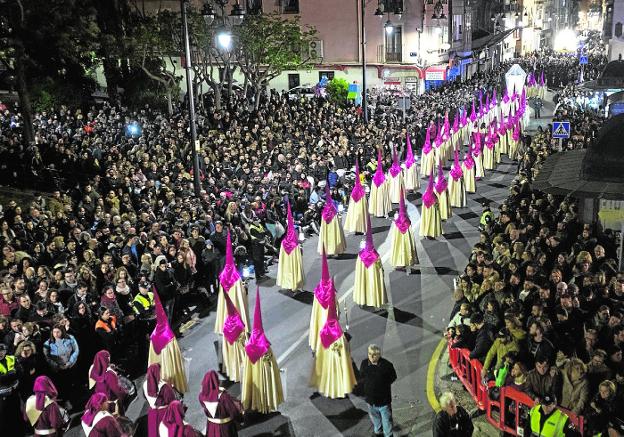 Penitentes de la Condena, abriéndose paso el año pasado entre el público que llenaba el Lago. 
