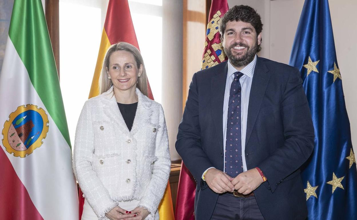 La alcaldesa de Cehegín, Alicia del Amor, y el presidente de la Región, Fernando López Miras.