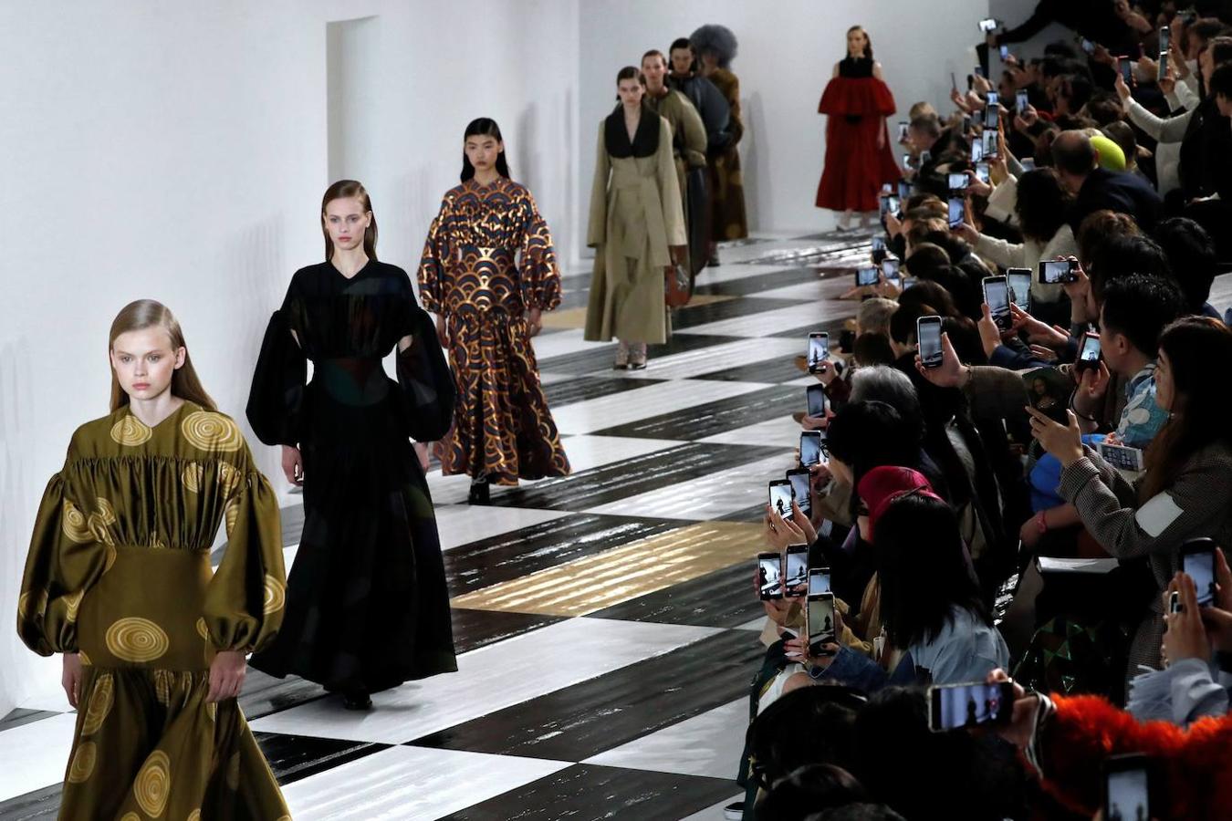 Loewe lleva al extremo los volúmenes en vestidos y pantalones. La firma española presentó en París su nueva colección con una gran presencia de la tendencia del año, las mangas abullonadas. 