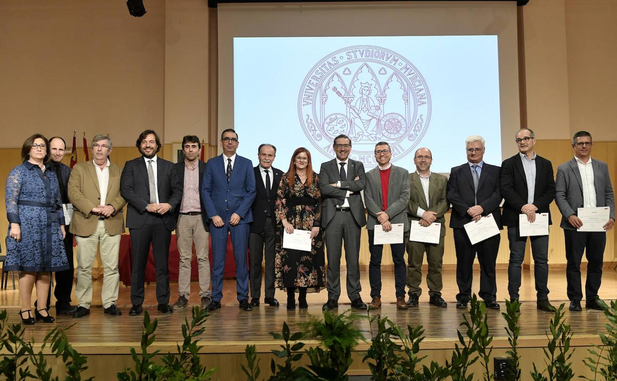 Acto de reconocimiento a las empresas e instituciones que respaldan las cátedras. 