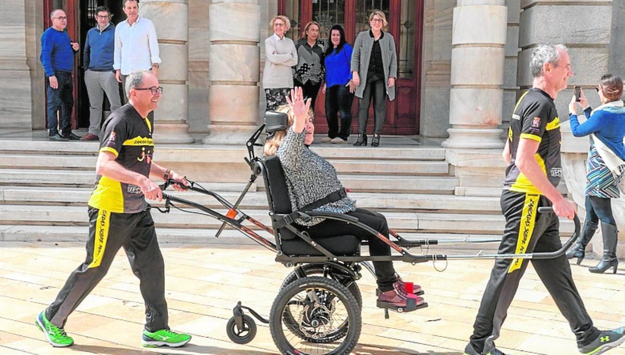 La nueva silla adaptada, este martes, en la plaza del Ayuntamiento. 