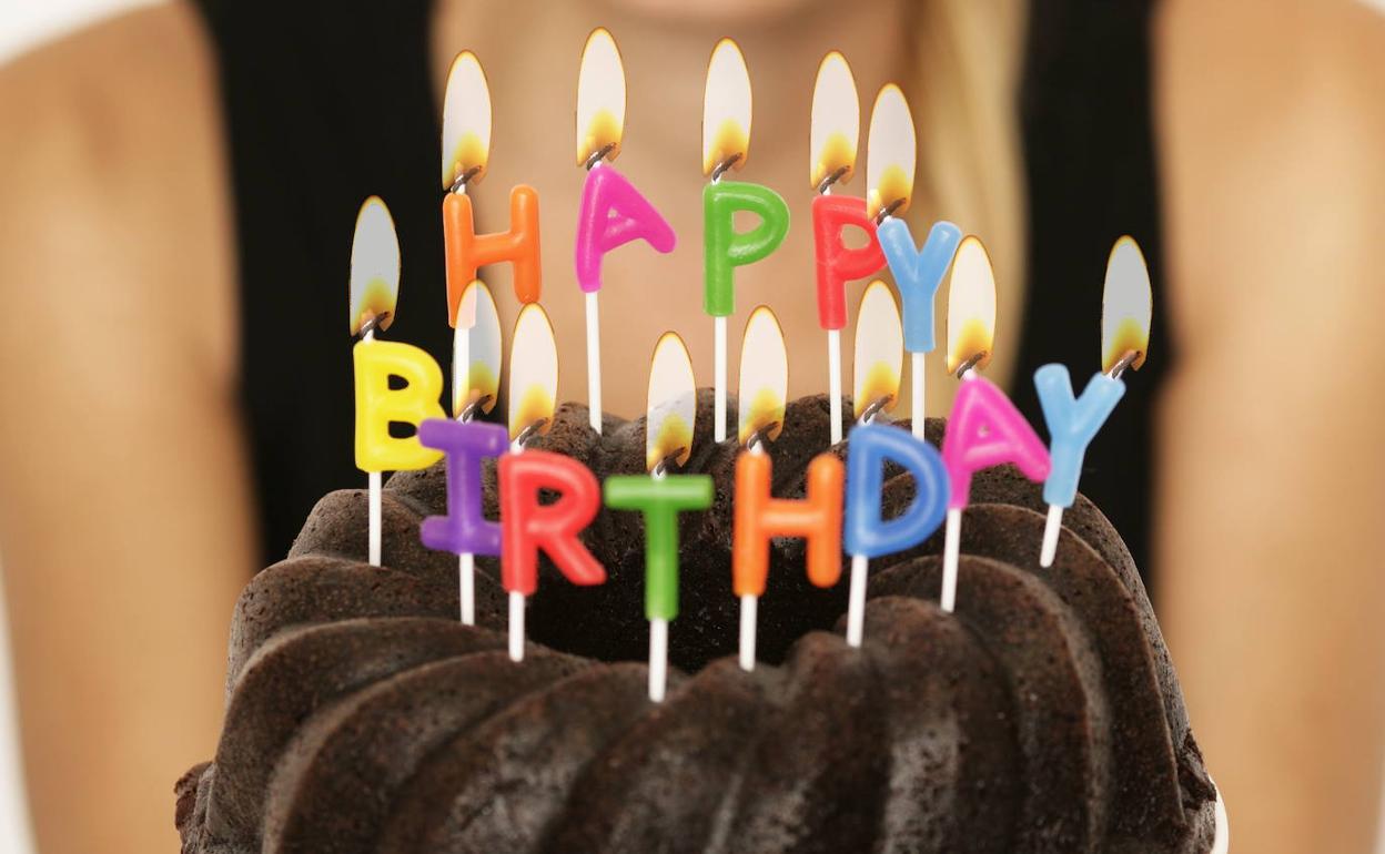 Una mujer con una tarta de cumpleaños.