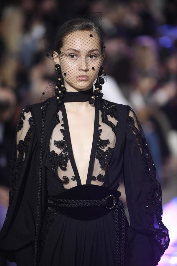 Los vestidos de ensueño de Elie Saab desfilaron en la pasarela de la fashion week parisina para combinarlos con enormes pendientes y tocados de rejilla.