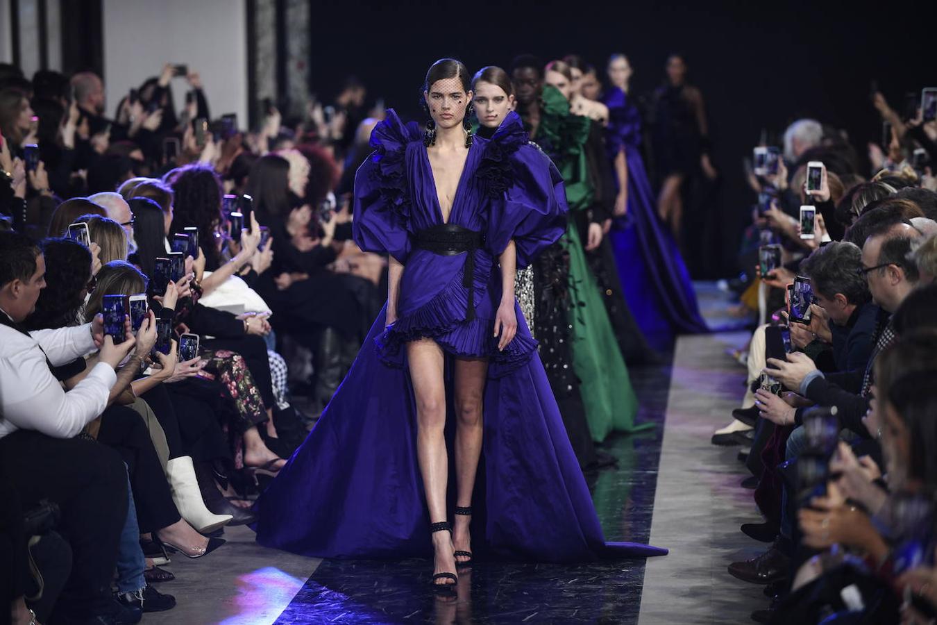 Los vestidos de ensueño de Elie Saab desfilaron en la pasarela de la fashion week parisina para combinarlos con enormes pendientes y tocados de rejilla.