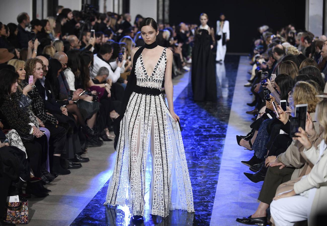 Los vestidos de ensueño de Elie Saab desfilaron en la pasarela de la fashion week parisina para combinarlos con enormes pendientes y tocados de rejilla.