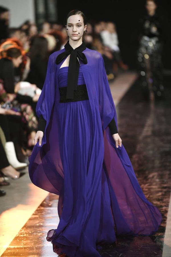 Los vestidos de ensueño de Elie Saab desfilaron en la pasarela de la fashion week parisina para combinarlos con enormes pendientes y tocados de rejilla.