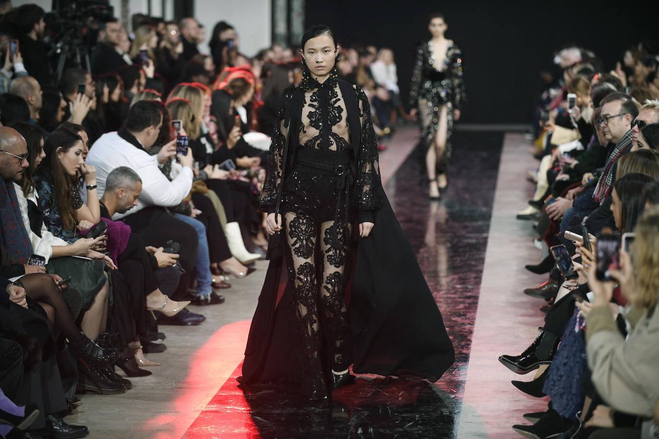 Los vestidos de ensueño de Elie Saab desfilaron en la pasarela de la fashion week parisina para combinarlos con enormes pendientes y tocados de rejilla.