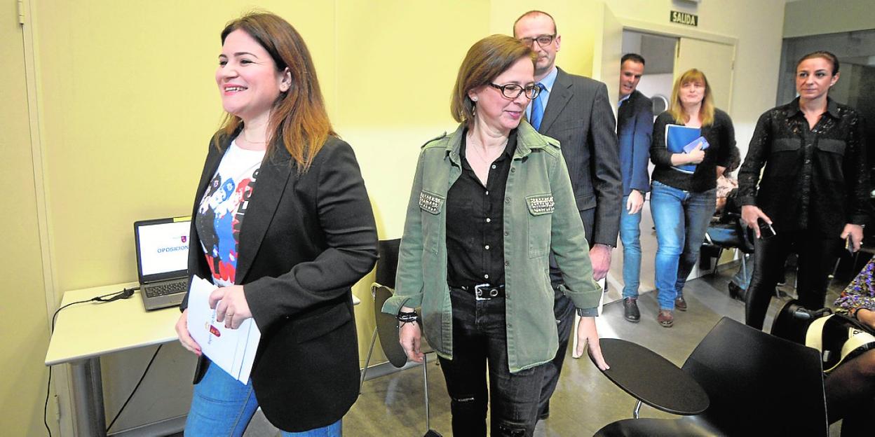 La consejera de Educación, con parte de su equipo, en la presentación de las oposiciones. 