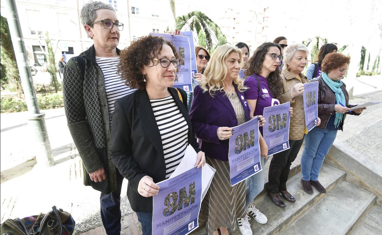 Representantes de la Asamblea feminista, este jueves, frente a San Esteban.