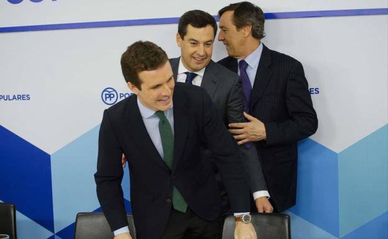Hernando, senador por Almería, pasa tras el presidente de la Junta, Juanma Moreno; y el presidente del PP, Pablo Casado.