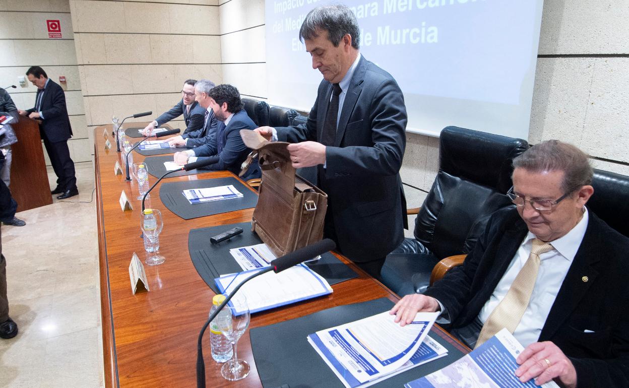 Reunión en la sede de Croem, este viernes.