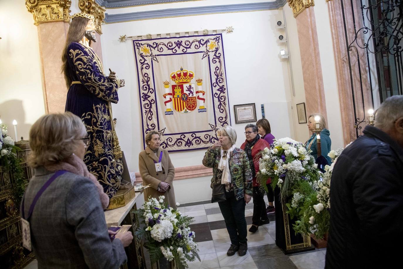 Fotos: Los fieles del Medinaceli optan por la reverencia y la oración