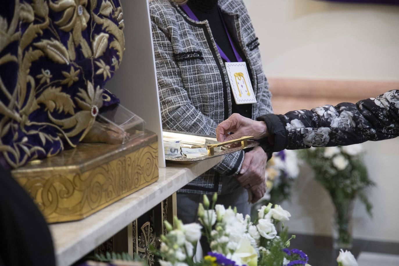 Fotos: Los fieles del Medinaceli optan por la reverencia y la oración