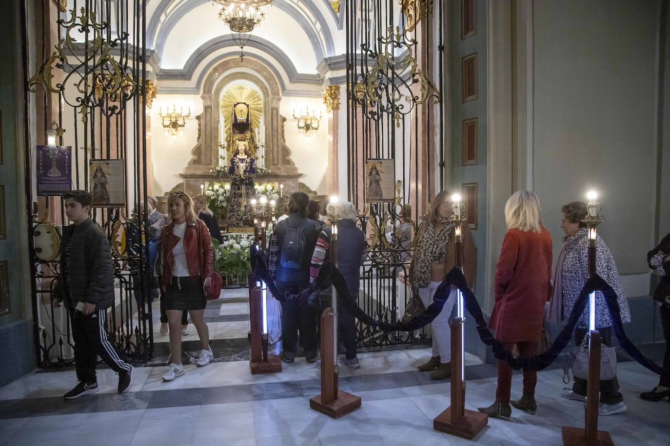 Fotos: Los fieles del Medinaceli optan por la reverencia y la oración