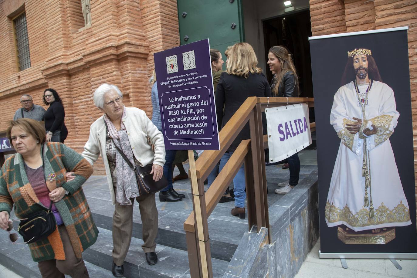 Fotos: Los fieles del Medinaceli optan por la reverencia y la oración
