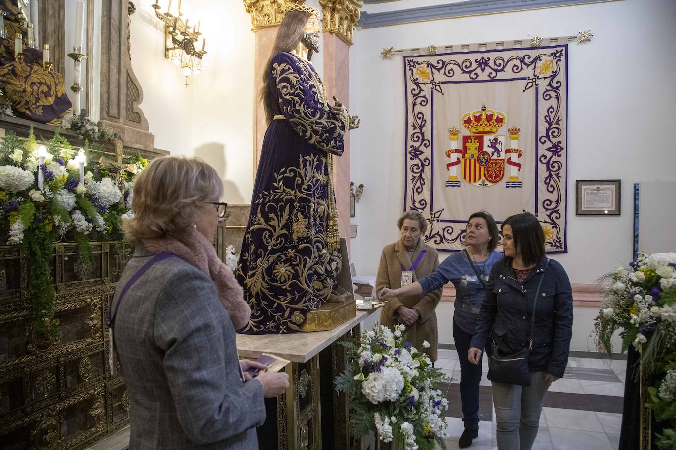 Fotos: Los fieles del Medinaceli optan por la reverencia y la oración