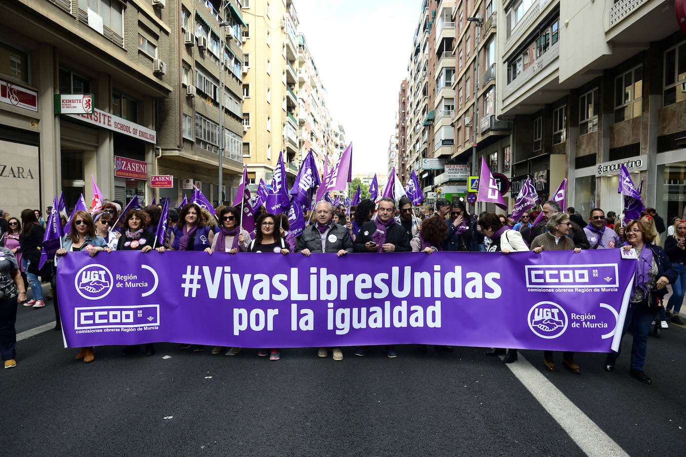 Fotos: Miles de voces claman en Murcia contra la desigualdad de las mujeres